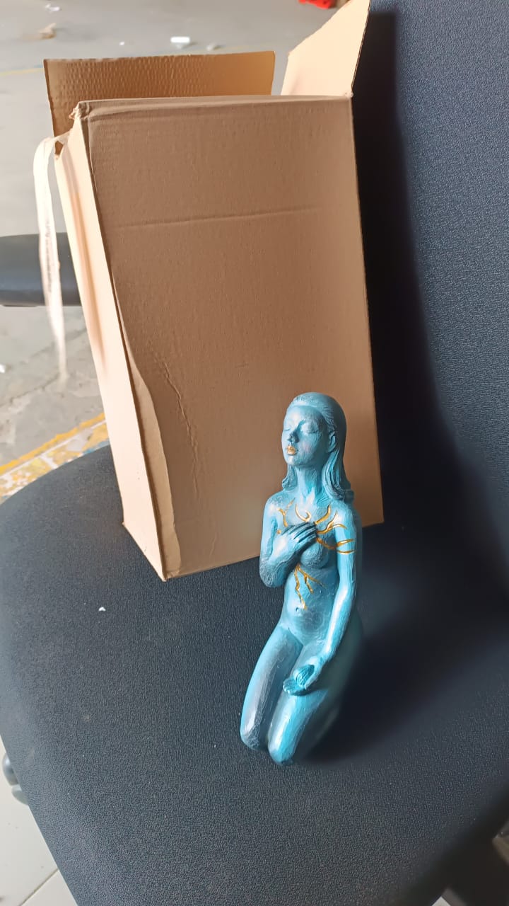 Elegant Resin Kneeling Woman Decorative Statue (1 Pc)